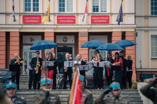 Zdjęcie przedstawia obchody rocznicy wybuchu II Wojny Światowej